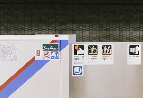 駅のホームドアに貼られたヘルプマークの表示