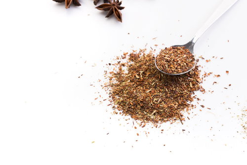 スプーンいっぱいの粉末漢方と香辛料の