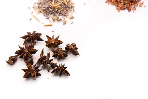 スターアニス（八角）と他のスパイスの配置