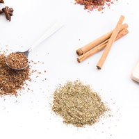 シナモンスティックと粉末の乾燥ハーブ、香草スパイスの写真