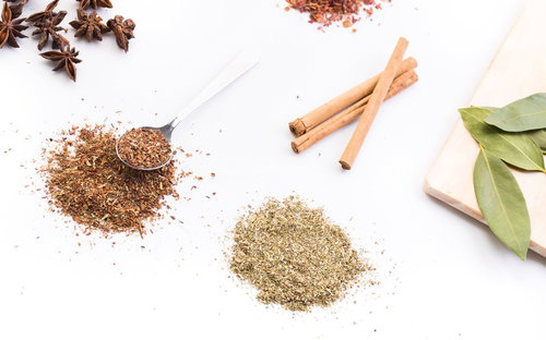 シナモンスティックと粉末の乾燥ハーブ、香草スパイス