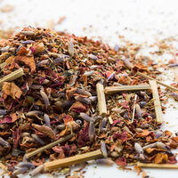 細かく刻まれた乾燥香草とハーブの混合物の写真