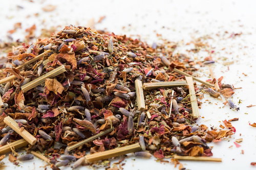 細かく刻まれた乾燥香草とハーブの混合物