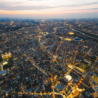 夕暮れ時の武蔵小杉タワーマンション群の空撮の写真