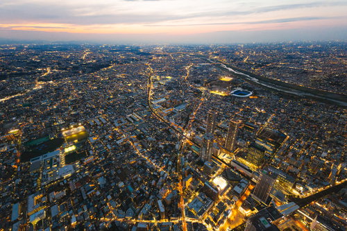 夕暮れ時の武蔵小杉タワーマンション群の空撮