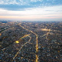 交通量の多い環八通りを上空から見た夕暮れの都心風景の写真