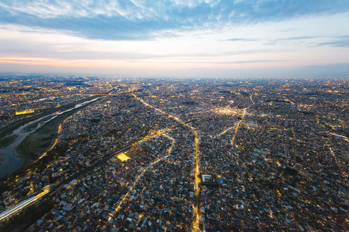 交通量の多い環八通りを上空から見た夕暮れの都心風景