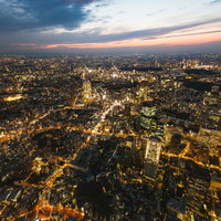 日没間近の六本木、空撮で捉えた都心の夜景の写真