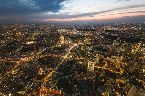 日没間近の六本木、空撮で捉えた都心の夜景