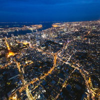 東京タワーとビル群が光る都市景観の夜景空撮の写真