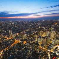 新宿のビル群を空撮した夜景。東京都心の高層ビル群の写真