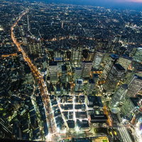 新宿の高層ビル群を夜景で空撮した都市風景の写真
