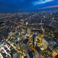 新宿都庁上空から撮影した高層ビル群の夜景の写真