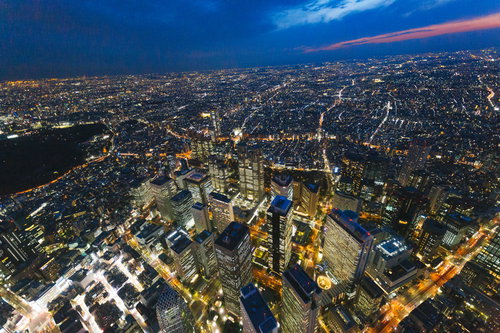 新宿都庁上空から撮影した高層ビル群の夜景