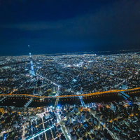 隅田川とライトアップされた東京スカイツリーの空撮夜景の写真