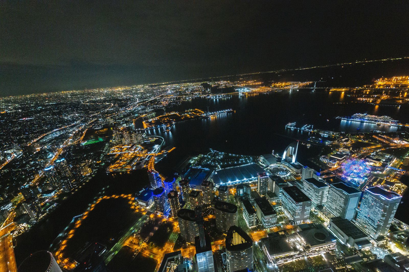 横浜みなとみらい地区の夜景を上空から撮影した都市風景
