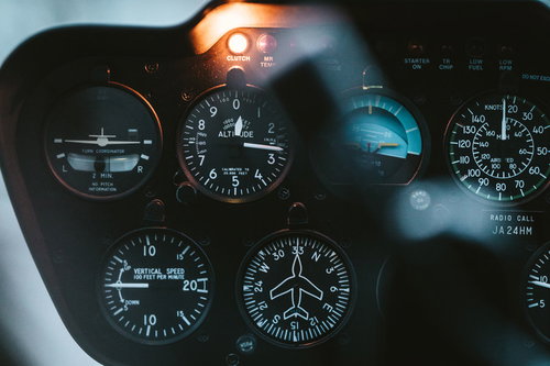 ヘリコプターの操縦席に並ぶ計器類とメーター