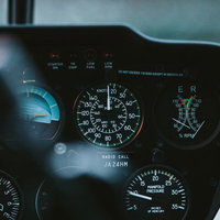 ヘリコプターの運転席に配置された計器類とメーターの写真