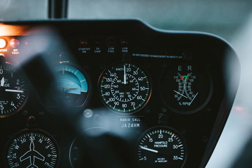 ヘリコプターの運転席に配置された計器類とメーター