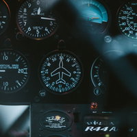 ヘリコプター内のコックピットに配置されたメーター（計器）の写真