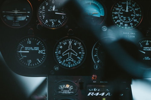 ヘリコプター内のコックピットに配置されたメーター（計器）