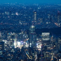 渋谷付近のビル群と空撮夜景。高層ビルが立ち並ぶ都市風景の写真