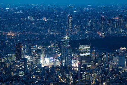 渋谷付近のビル群と空撮夜景。高層ビルが立ち並ぶ都市風景