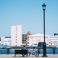 公園のベンチでひとやすみ〜青空の下での散歩休憩の写真