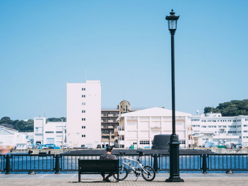 公園のベンチでひとやすみ〜青空の下での散歩休憩