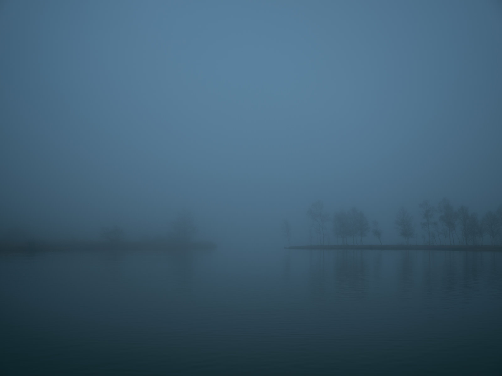 霧の立ち込める湖畔の早朝風景
