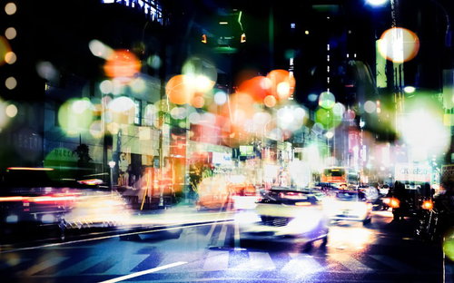 交通量が多い街の夜景（フォトモンタージュ）の写真