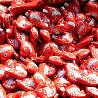 氷川神社の鯛おみくじが山積みになったの写真