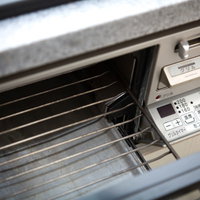 ガスコンロのグリル部分を開いた状態とグリル内部の構造の写真