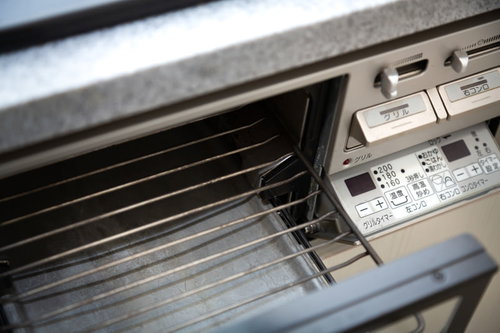 ガスコンロのグリル部分を開いた状態とグリル内部の構造