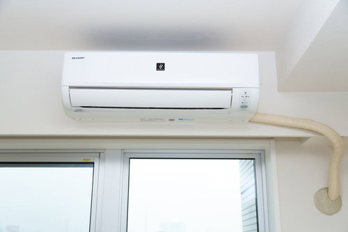 窓際に設置されたSHARP製のスリムデザインエアコン