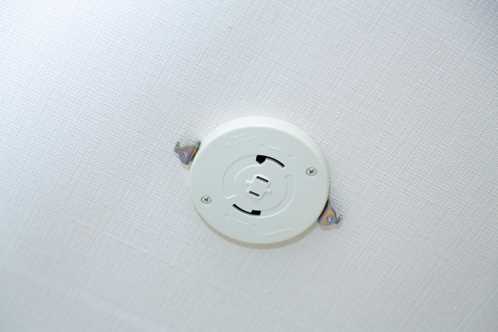 天井に設置された白い円形の照明用引掛けシーリングソケット