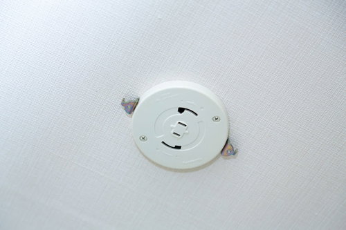 天井に設置された照明を引っ掛けて固定する電源ソケット部分