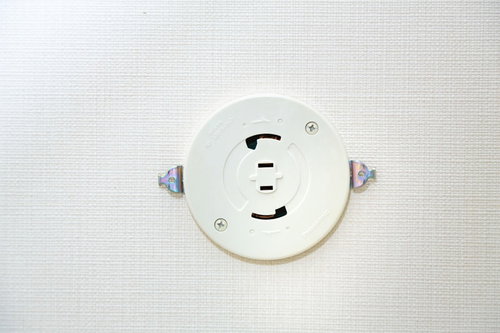 天井に取り付けた照明用の引掛シーリングローゼット