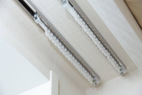 白い壁に取り付けられた複数のカーテンレール