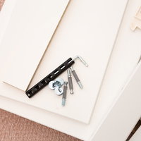 IKEAの組み立て家具を開梱したばかりの作業風景の写真