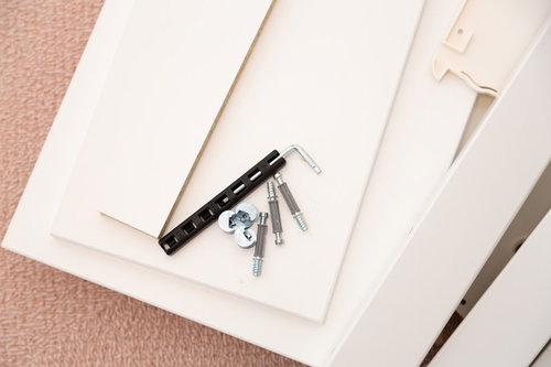 IKEAの組み立て家具を開梱したばかりの作業風景