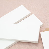 組み立て式本棚の白い板材と付属パーツの写真
