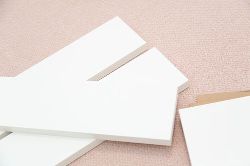 組み立て式本棚の白い板材と付属パーツ