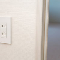 白い壁に設置された家庭用コンセント、100V・15A仕様の標準的な差込口の写真