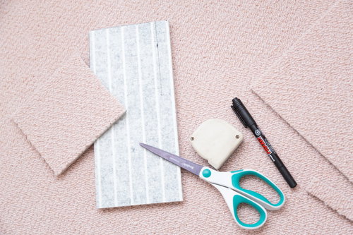 タイルカーペットをはさみでカットする作業