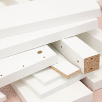 パーツが多い組み立て式の本棚の準備風景と説明書の写真