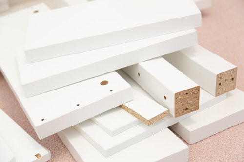 パーツが多い組み立て式の本棚の準備風景と説明書