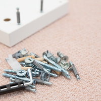 IKEA家具の本棚を組み立て中のシルバーネジと部品の写真