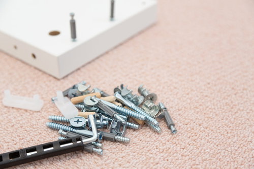IKEA家具の本棚を組み立て中のシルバーネジと部品