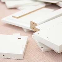 組み立て式本棚のパーツが多くて面倒な準備作業の写真